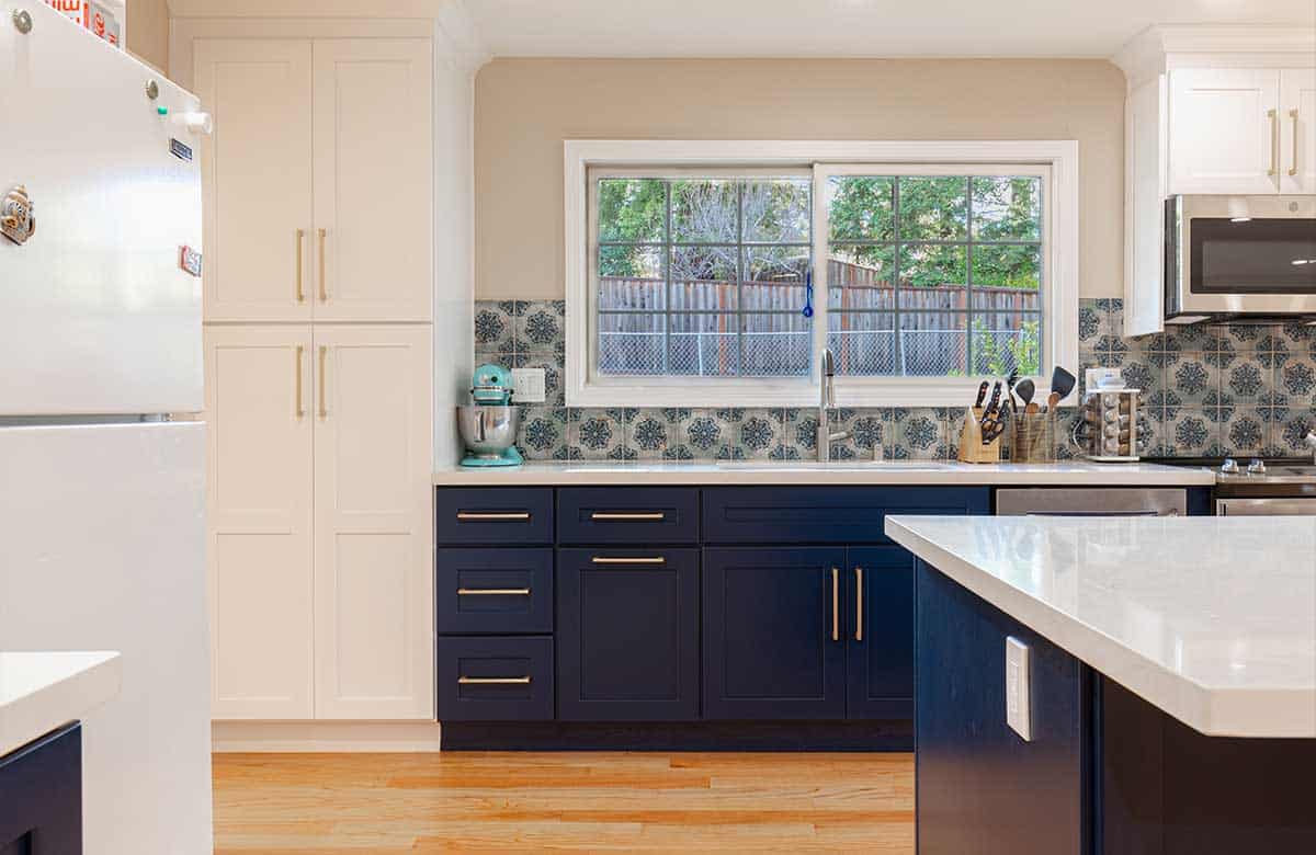 Powder-room-with-eggplant-colored-tile-and-dramatic-lighting